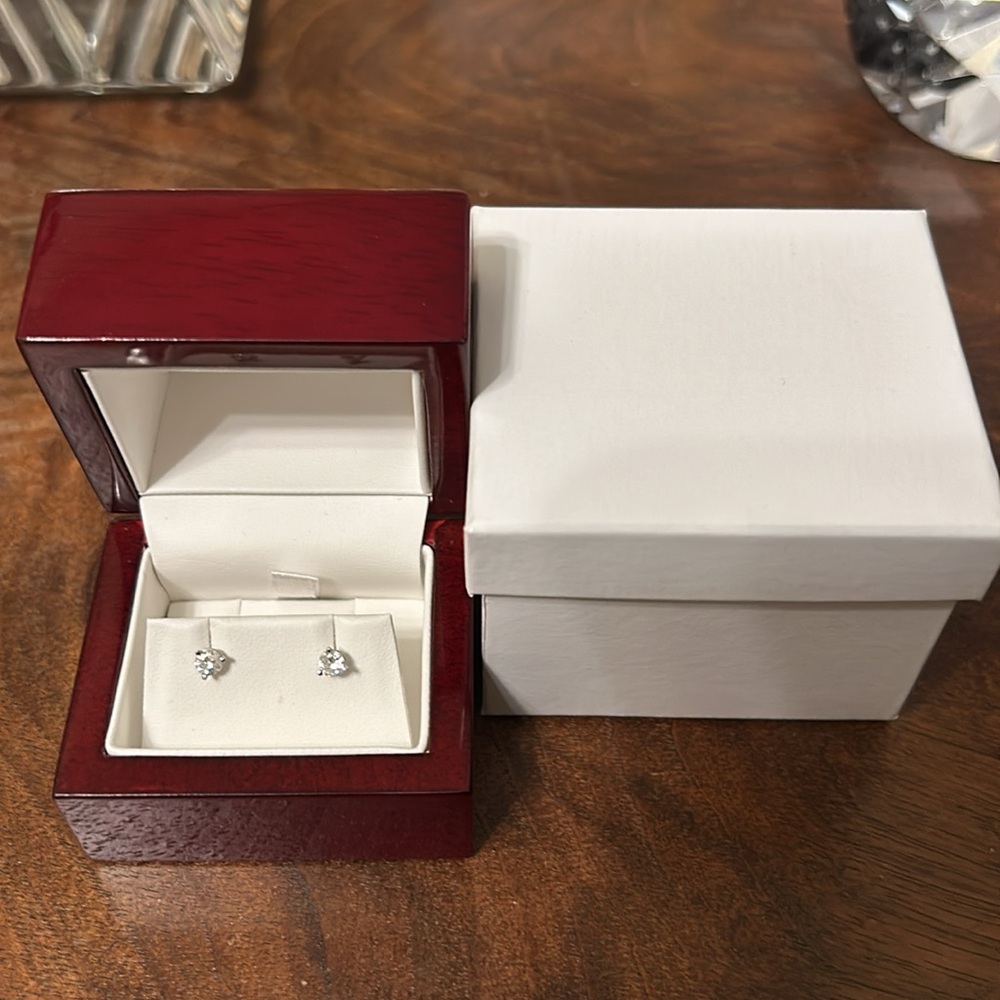 💎Real Natural Diamond Earrings in 14k. Earth-mined. Total Carat Weight .40! 💎 - Picture 2 of 7
